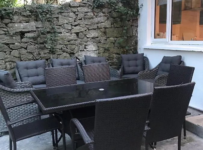 6 Eyre Square Lane * Galway